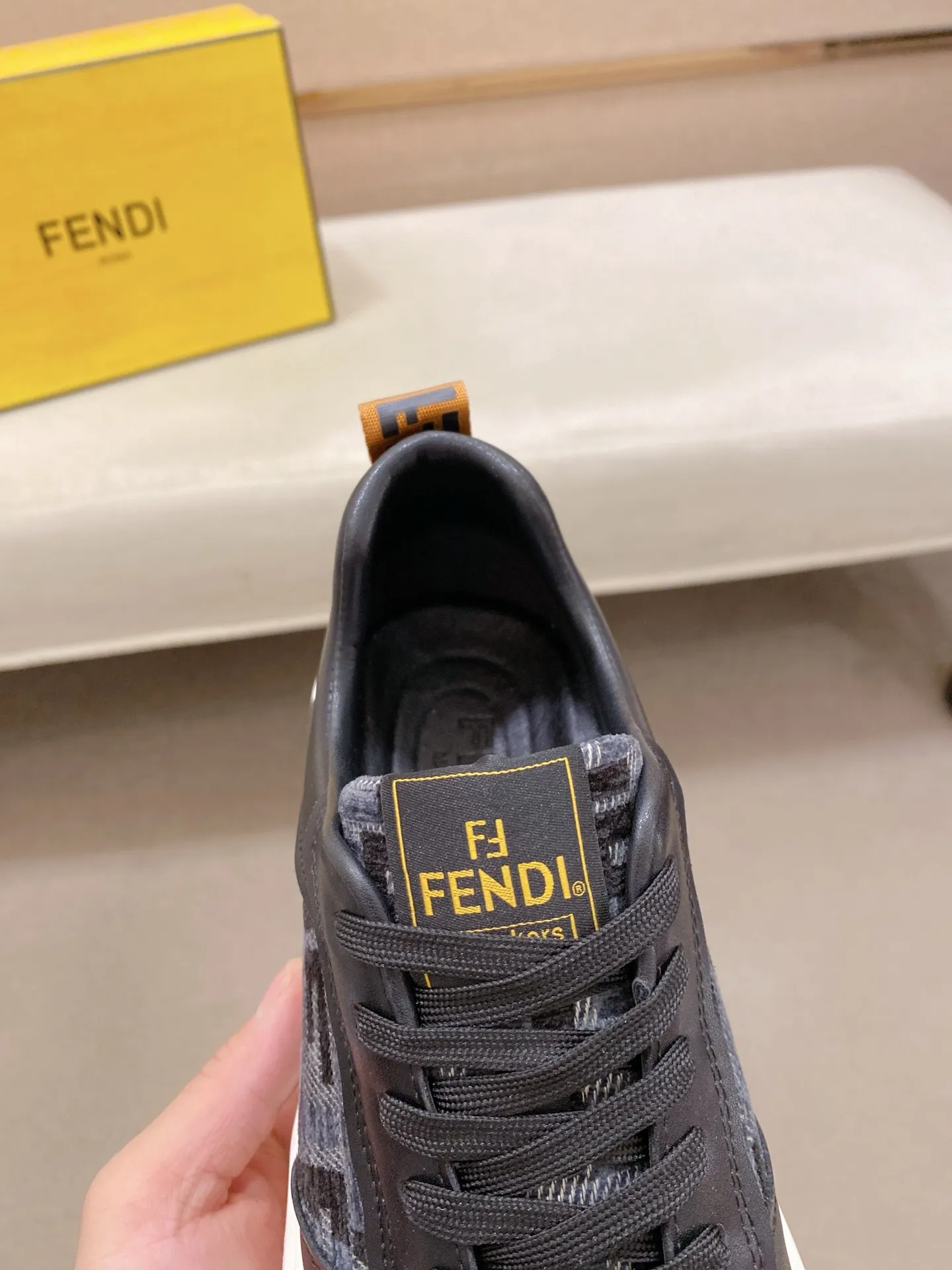 Factory price 400💰 (fendi) New style 👊🏻 upper 🇮🇹 imported cowhide fabric 🇩🇪 lining imported sheepskin lining. The original outsole is molded to highlight the identity of every man, and the upper foot is elegant and stable🚶🏻🚶🏻The high-end custom counters reproduce the original version📯No matter the wind or rain, the shoe last remains unchanged and can withstand the verification of time🔍️,🔵 Size: 38-44